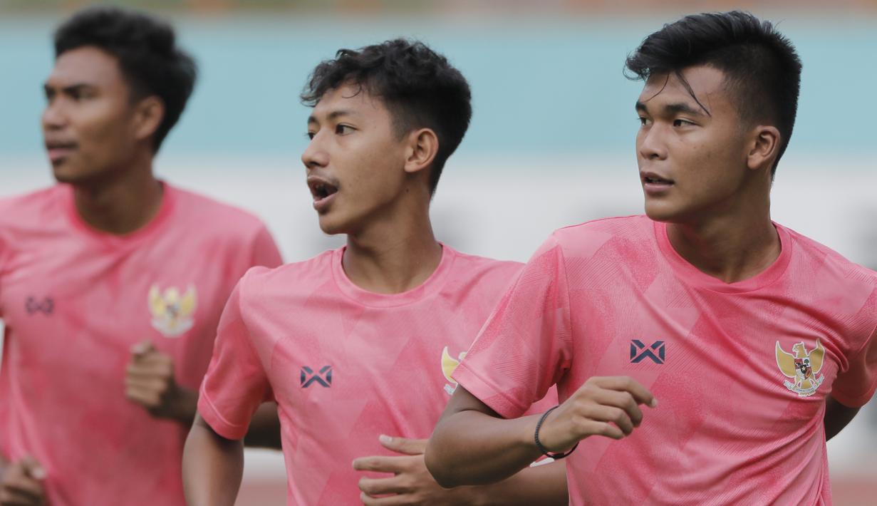 Pemain Timnas Indonesia U-19, Sutan Zico dan Beckham Putra, saat menggelar sesi latihan di Stadion Wibawa Mukti, Cikarang, Senin (13/1/2020). Sebanyak 51 pemain mengikuti seleksi untuk memperkuat skuat utama Timnas Indonesia U-19. (Bola.com/M Iqbal Ichsan)