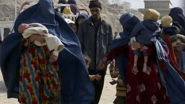 Ribuan warga Afghanistan di Pakistan berdesakan pulang kampung