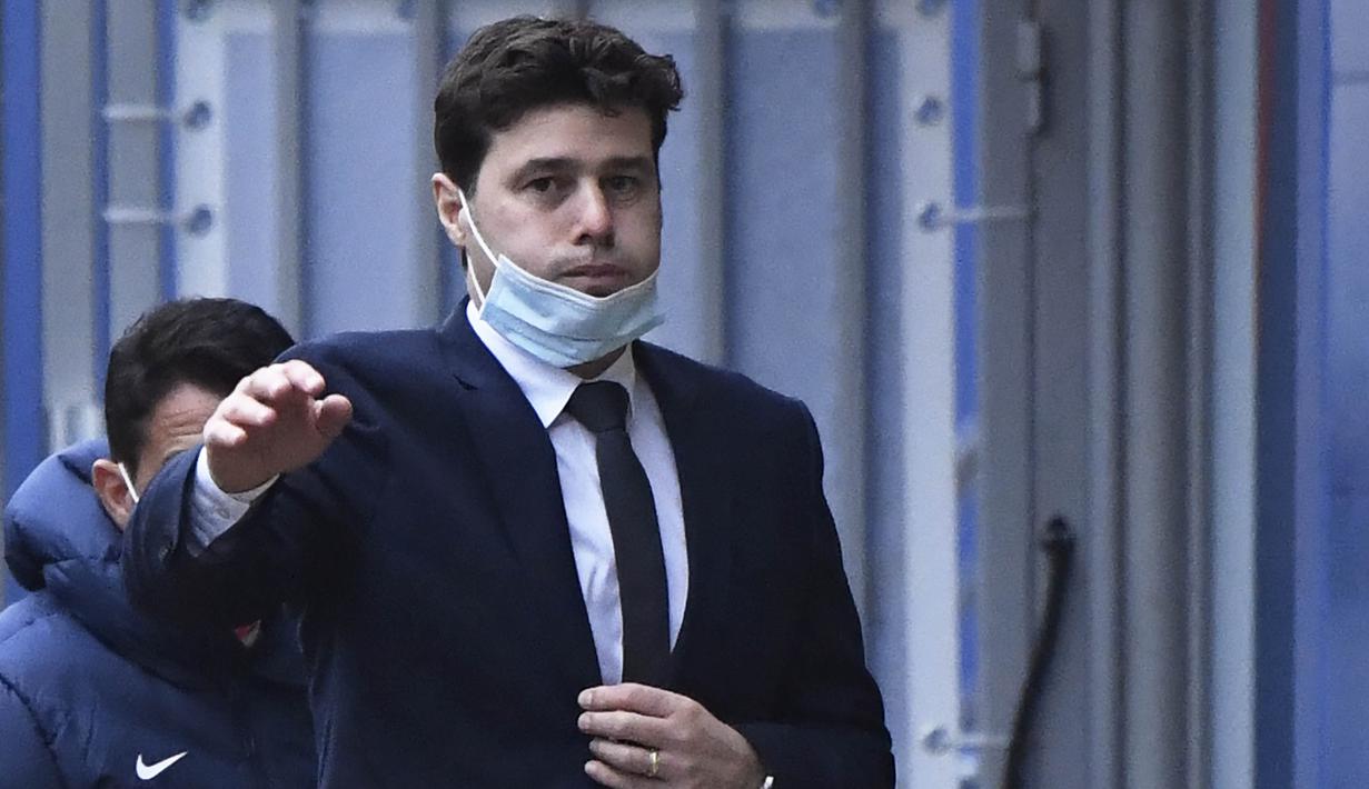 Pelatih Paris Saint-Germain (PSG), Mauricio Pochettino, menyapa rekan media usai meninggalkan Pusat Latihan PSG di Paris, Selasa, (5/1/2021).  PSG resmi memperkenalkan Pochettino sebagai pelatih baru. (Photo by Bertrand GUAY / AFP)