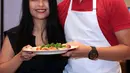 Arda Naff dan Tantri Kotak saat hadir dalam acara memasak bersama selebritis. Acara berlangsung Ballroom UOB, Thamrin, Jakarta, Kamis (8/12/2016). (Deki Prayoga/Bintang.com)