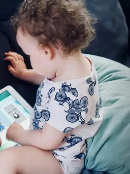 Sikap sederhana seperti lebih sering berinteraksi dengan gadget ketimbang si kecil dapat memicu faktor anak kecanduan gadget. (Foto: Jelleke Vanooteghem/Unsplash)