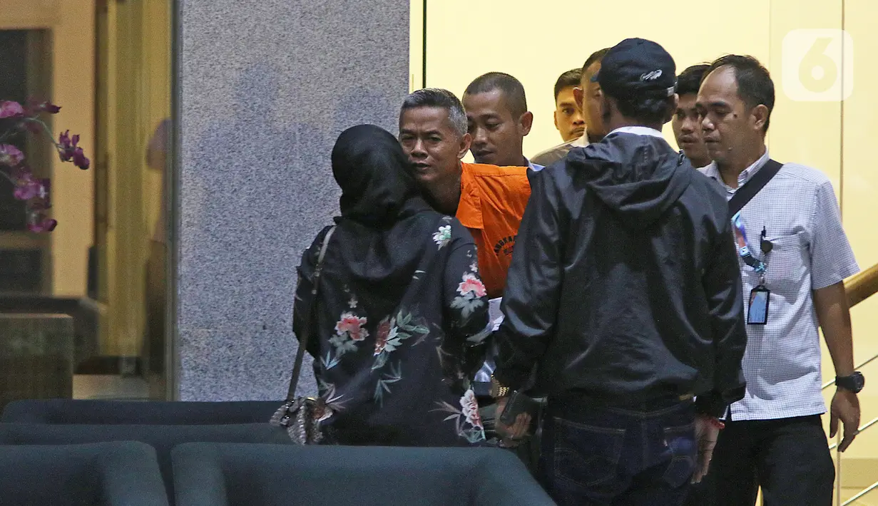 Komisioner KPU Wahyu Setiawan (kedua kiri) usai menjalani pemeriksaan di Gedung KPK, Jakarta, Jumat (10/1/2020). KPK resmi menahan Wahyu Setiawan yang sebelumnya ditetapkan sebagai tersangka kasus suap terkait pergantian antar-waktu anggota DPR RI periode 2019-2024. (Liputan6.com/Herman Zakharia)