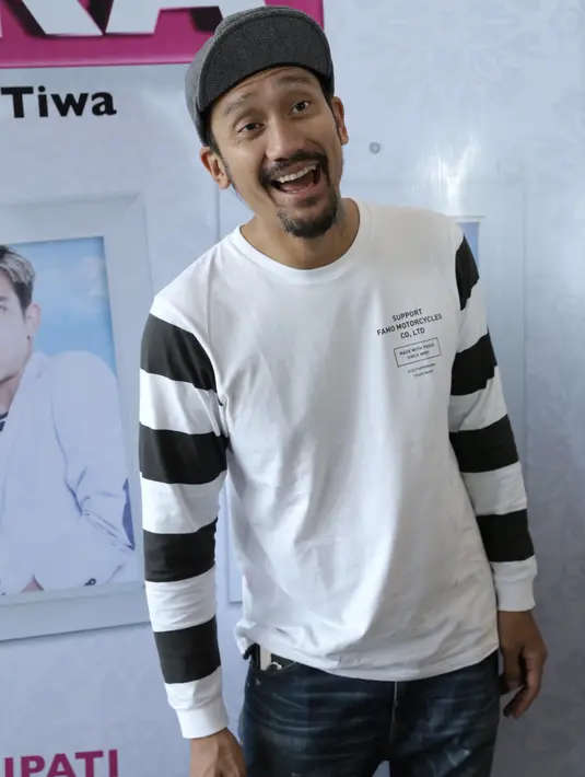 Sebagai suami, ia juga menghargai peran istri. Apalagi sang istri selalu memberi apapun yang menjadi kebutuhannya. Termasuk saat istri tidak berada dirumah. (Galih W. Satria/Bintang.com)