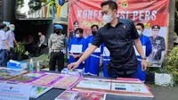 Kepolisian Resor Kota Bogor membongkar sindikat penipuan dengan modus   menjanjikan investasi. Empat anggota komplotan diringkus sedangkan satu orang lainnya dalam pengejaran. (Liputan6.com/Achmad Sudarno)
