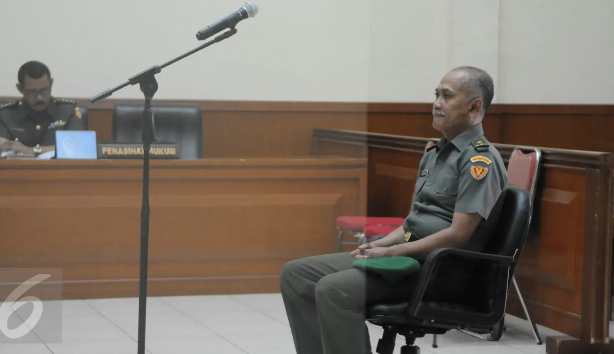 Terdakwa Brigjen Teddy Hernayadi mendengarkan pembacaan vonis di Pengadilan Militer Jakarta, Rabu (30/11). Majelis hakim menjatuhkan vonis hukuman penjara seumur hidup kepada terdakwa korupsi USD 12 juta Brigjen Teddy. (Liputan6.com/Helmi Afandi)