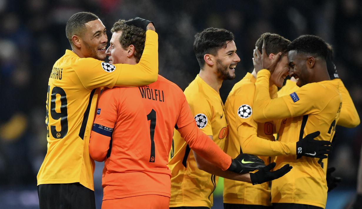 Para pemain Young Boys larut dalam kebahagiaan usai meraih kemenangan atas Juventus pada laga lanjutan Liga Champions yang berlangsung di stadion Stade de Suisse, Swiss, Kamis (13/12). Young Boys menang 2-1 atas Juventus. (AFP/Fabrice Coffrini)