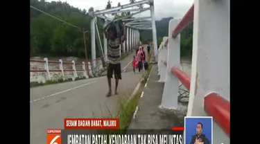 Konstruksi patahan jembatan bahkan semakin turun akibat pondasinya terkikis banjir.