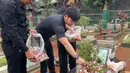 Nicky Tirta ditemani Doddy Sudrajat dan Mayang, menaburkan bunga ke atas gundukan tanah makam Vanessa Angel. Ketiganya kompak mengenakan pakaian serba hitam. (Foto: Instagram/@dodysoedrajat_1)