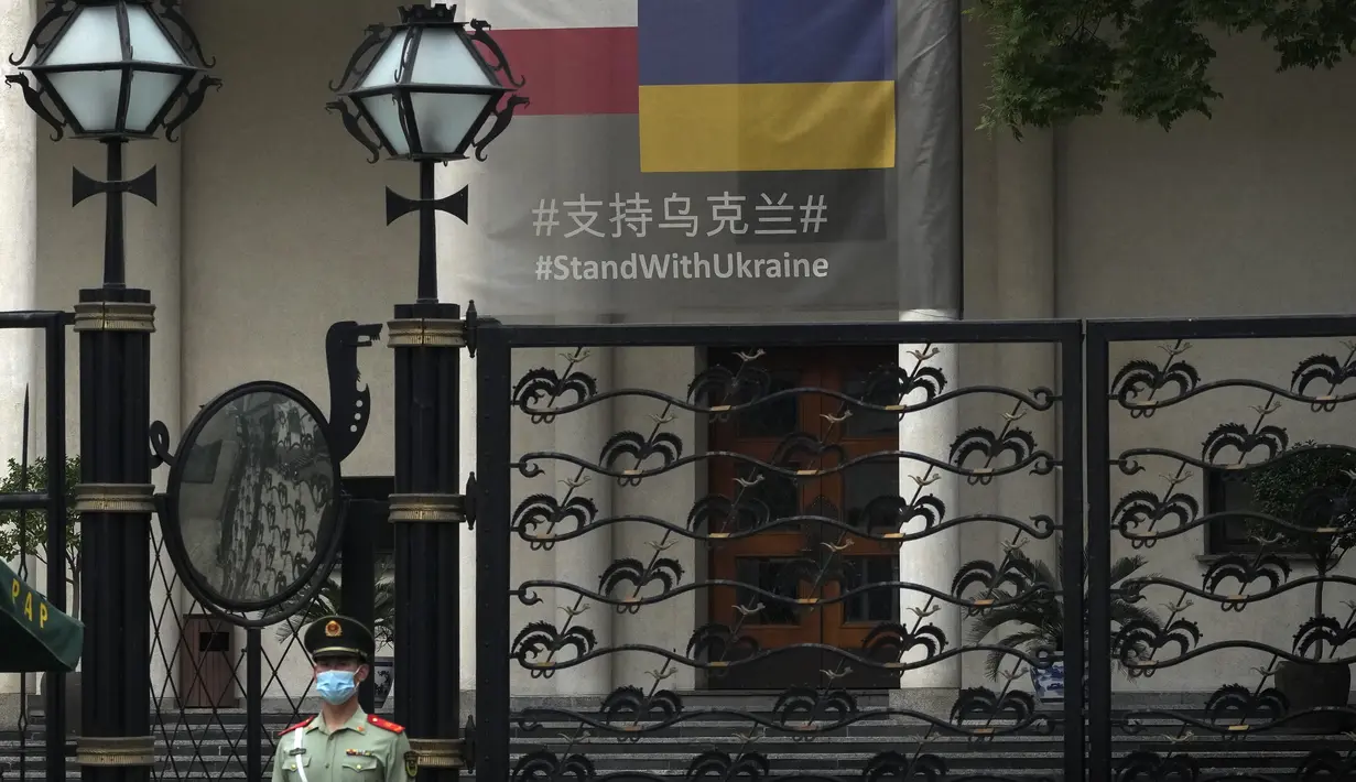 Polisi paramiliter berjaga-jaga di Kedutaan Besar Polandia yang menampilkan spanduk dukungan untuk Ukraina, di Beijing, Kamis (17/5/2023). Beberapa kedutaan besar di Beijing memasang papan tanda menggambarkan bendera Ukraina dan pesan hingga menunjukkan solidaritas mereka dengan negara Eropa Timur itu yang berperang melawan serangan Rusia sejak Februari tahun lalu. (AP Photo/Andy Wong)