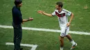 Pelatih Timnas Jerman, Joachim Loew (kiri) terlihat memberikan ucapan selamat kepada Thomas Mueller yang berhasil membawa Jerman meraih poin penuh di laga penyisihan Piala Dunia 2014, (16/6/2014). (REUTERS/Fabrizio Bensch) 