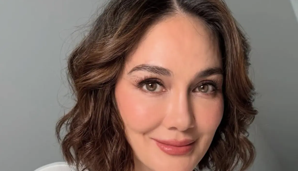 Dalam foto tersebut, tampak Luna Maya tampil cantik effortless dengan makeup flawlessnya. Sang MUA tampak mengaplikasikan blush on pink di tulang pipinya, memulas lipstik nude pink di bibir Luna. [@nooibeauty]