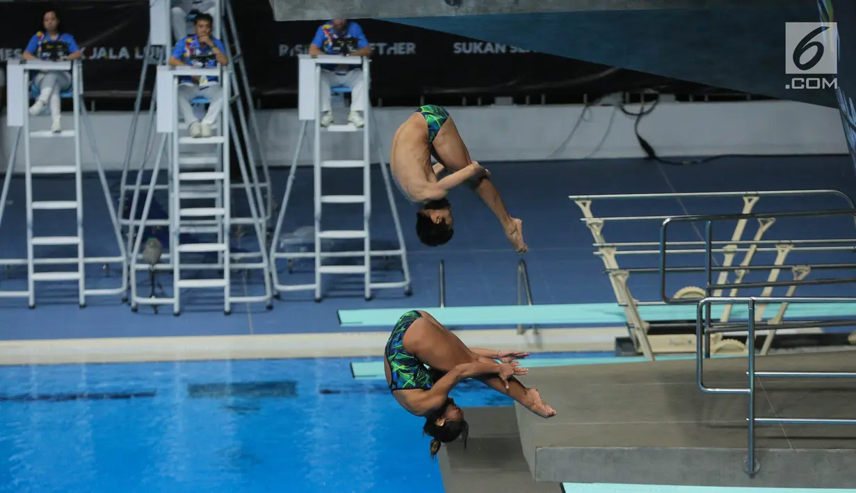 Atlet Loncat Indah Indonesia Andriyan (kiri), Della Dinarsari Harimurti saat berlaga dalam final loncat indah Sea Games 2017, Aquatics Centre, Bukit Jalil, Malaysia, (28/8). Indonesia kalah dengan poin 231.18. (Liputan6.com/Faizal Fanani)