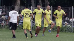 Pemain Mitra Kukar melakukan latihan jelang laga Liga 1 di Lapangan ABC, Senayan, Jakarta, Sabtu (08/12). Mitra Kukar akan berhadapan dengan Persija Jakarta. (Bola.com/M Iqbal Ichsan)
