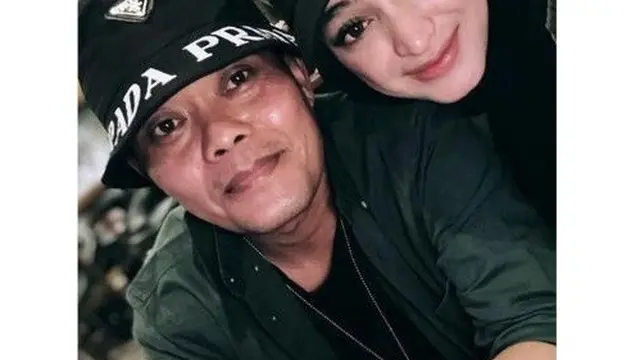 Terpaut 21 Tahun, Ini 6 Gaya Pacaran Sule dan Santyka Pakai Baju Senada