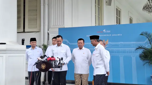 Menteri Koordinator (Menko) Bidang Infrastruktur dan Pembangunan Wilayah Agus Harimurti Yudhoyono (AHY) di  Kompleks Istana Kepresidenan Jakarta, Selasa (18/2/2025).