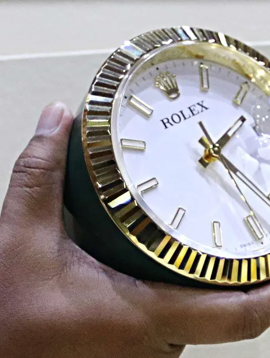 Sebuah jam meja Rolex Desk Clock 8235 pemberian dari rombongan Raja Salman bin Abdul Aziz al-Saud dipamerkan oleh KPK, Jakarta, Kamis (16/3). Barang-barang gratifikasi itu dilaporkan ke KPK dalam periode 7-15 Maret 2017. (Liputan6.com/Helmi Afandi)