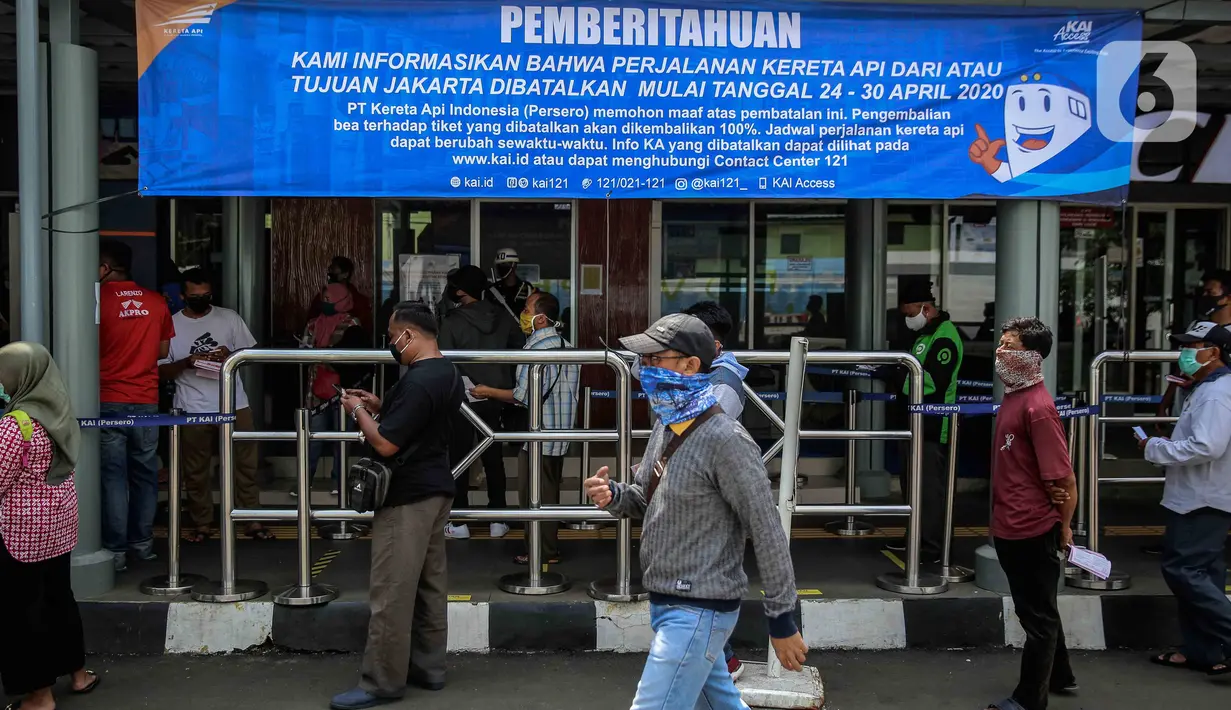 Calon penumpang antre untuk melakukan pembatalan tiket kereta di Stasiun Pasar Senen, Jakarta, Kamis (24/4/2020). Terkait dengan larangan mudik 2020, PT Kereta Api Indonesia akan melayani pembatalan tiket kereta dengan pengembalian dana 100 persen bagi penumpang. (Liputan6.com/Faizal Fanani)