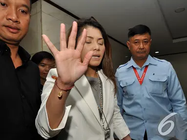 Artha Meris Simbolon menolak menjawab pertanyaan wartawan usai menjalani sidang vonis di Pengadilan Tipikor, Jakarta, Kamis (20/11/2014). (Liputan6.com/Miftahul Hayat)