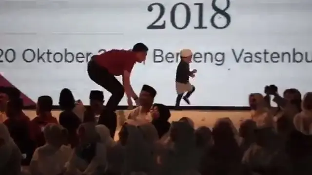Jan Ethes berlari dikejar Paspampres saat silaturahmi Hari Santri Nasional di Solo, Sabtu (20/10) (Twitter)