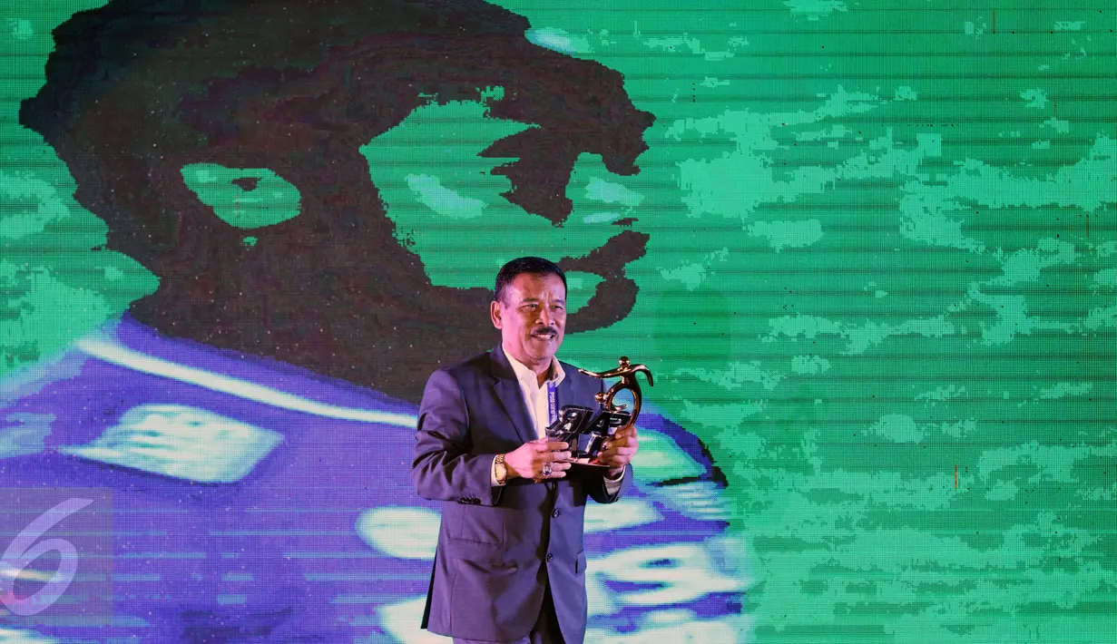 Manager Persib Bandung, Umuh Muchtar usai menerima trophy fair play ISC 2016 pada malam penghargaan di Hotel Aryaduta Bandung, Minggu (8/1). Persipura tampil sebagai tim terbaik sekaligus juara ISC 2016. (Liputan6.com/Helmi Fithriansyah)