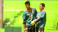 Kurnia Meiga dan Kadek Wardana sudah gabung latihan Arema lagi tetapi belum bisa dimainkan dalam waktu dekat. (Bola.com/Iwan Setiawan)