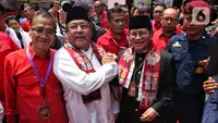 Pasangan bakal calon gubernur dan wakil gubernur DKI Jakarta dari Partai Demokrasi Indonesia Perjuangan (PDIP), Pramono Anung dan Rano Karno bersalam komando sesaat sebelum memasuki kantor Komisi Pemilihan Umum (KPU) Provinsi DKI Jakarta, Rabu (28/8/2024). (Liputan6.com/Angga Yuniar)