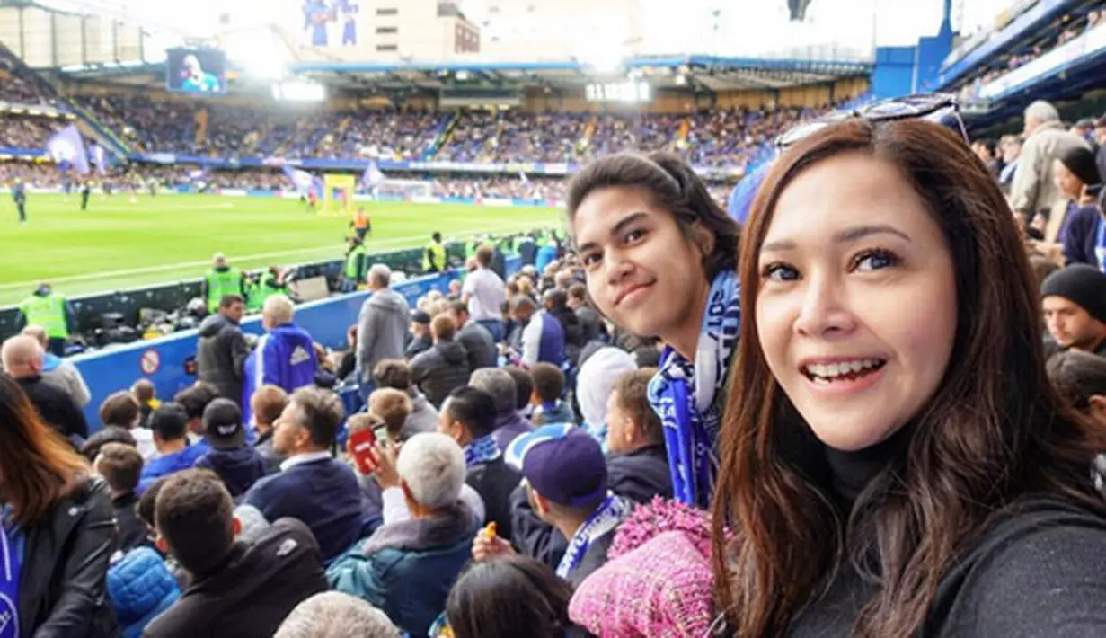 Berada di bangku penonton, keduanya begitu bahagia bisa menyaksikan pertandingan tersebut secara langsung. Sangat memeriahkan suasana, Maia dan El pun tak lupa mengenakan atribut dari klub yang dijagokannya itu. (Instagram/elelrumi)