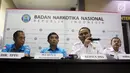Kepala BNN Heru Winarko (dua kanan) memberi keterangan pers saat membongkar kasus TPPU di Kantor BNN, Jakarta, Selasa (17/7). BNN menyita uang dari dua rekening dan satu unit rumah dengan total aset sebesar Rp 3,9 miliar. (Liputan6.com/Arya Manggala)