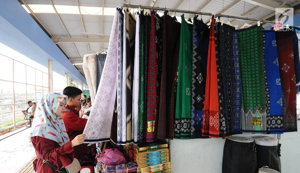 Pengunjung memilih sarung di skybridge Tanah Abang, Jakarta, Rabu (8/5/2019). Hari ketiga puasa bulan Ramadan, Warga Jakarta dan penyangga sekitarnya sudah mulai berbelanja pakaian muslim dengan harga yang murah untuk kebutuhan sendiri atau untuk dijual kembali. (Liputan6.com/Herman Zakharia)