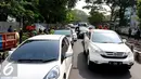 Kemacetan terjadi akibat pohon besar tumbang di depan Rumah Sakit Cipto Mangunkusumo (RSCM), Jakarta, Selasa (27/10/2015). Selain menyebabkan kemacetan panjang, pohon tumbang tersebut juga sempat menimpa sebuah bus metromini. (Liputan6.com/Yoppy Renato)