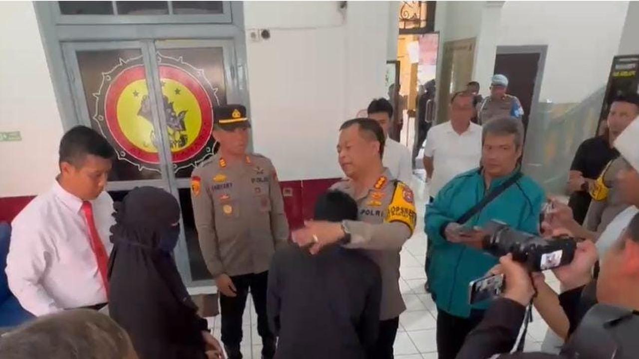 Kapolrestabes Surabaya Kombes Lutfhie Sulistyawan memeluk pelaku DP didampingi Kapolsek Bubutan AKP  Vonny Farizky usai melakukan pendekatan Restoratave Justice di Polsek Bubutan, Kamis (16/01/25) (Foto Dok Polsek Bubutan)