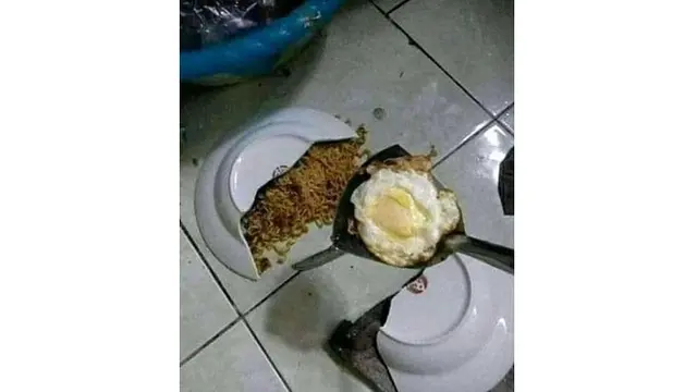 6 Momen Apes saat Mau Makan Telur Ini Bikin Elus Dada