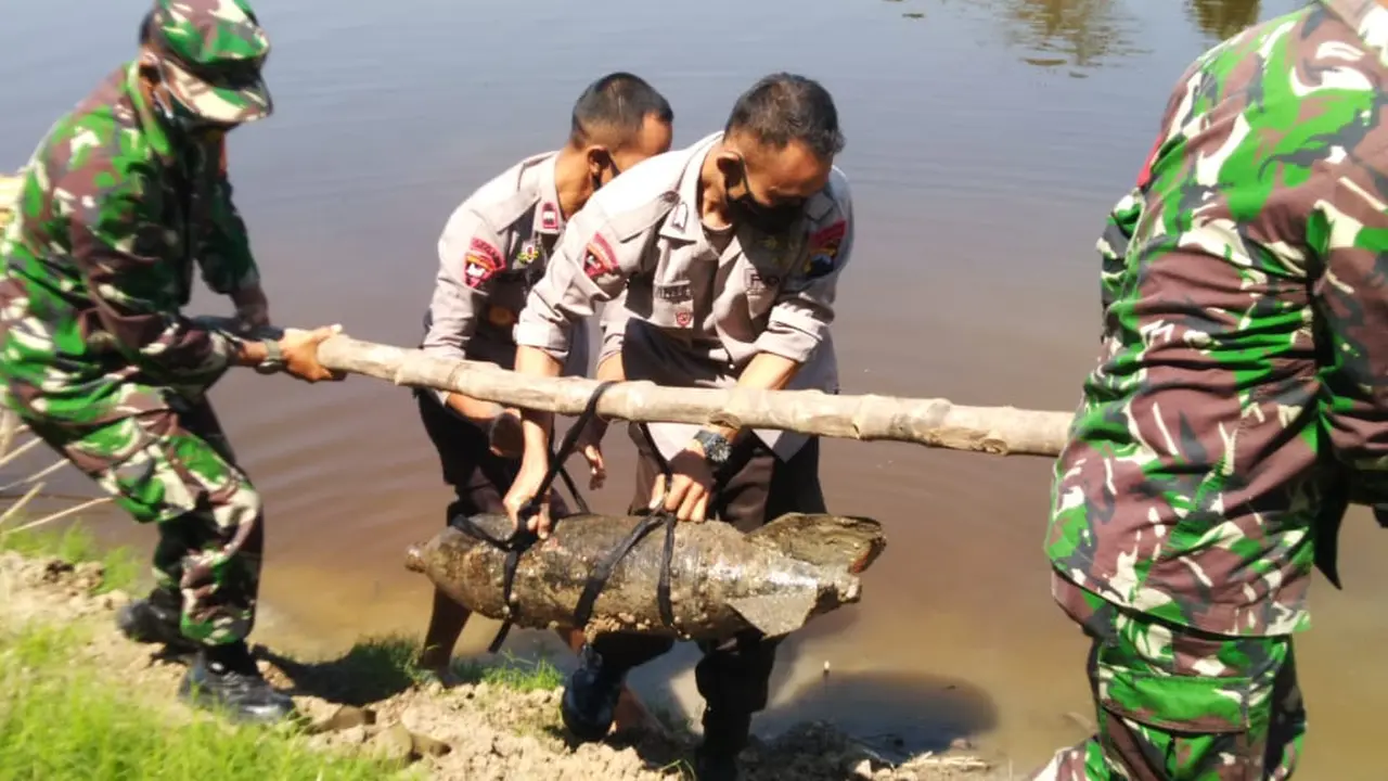 Petugas mengevakuasi bom diduga peninggalan Perang Dunia II, di Blora. (Foto: Liputan6.com/Ahmad Adirin)