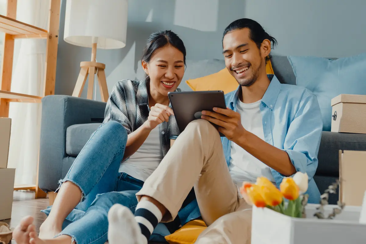perempuan dan pasangan sofa biru