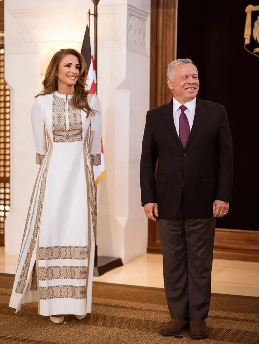 Abaya warna putih dengan siluet modern dan desain pattern etnik yang bisa jadi inspirasi model baju Lebaran 2022(Foto: Instagram @queenrania)