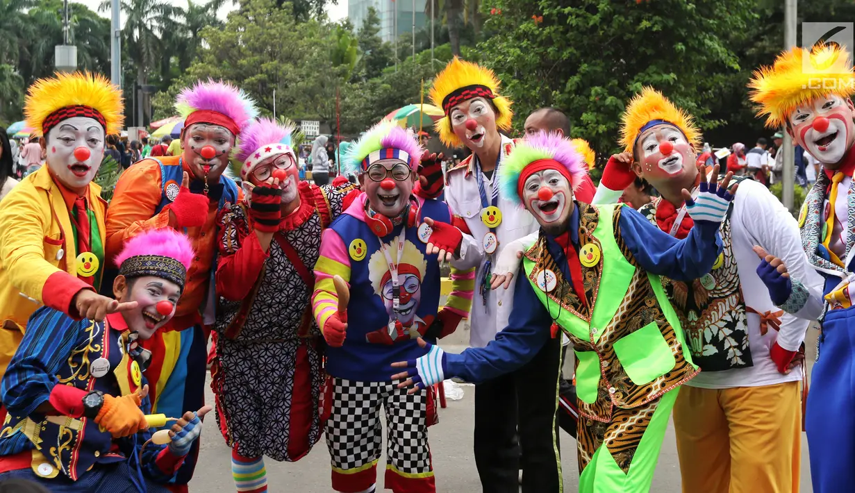 Komunitas Aku Badut Indonesia berpose seusai aksi penggalangan dana saat Car Free Day di kawasan Thamrin, Jakarta, Minggu (6/1). Mereka melakukan atraksi akrobatik untuk menggalang dana bagi korban bencana tsunami Selat Sunda. (Liputan6.com/Johan Tallo)