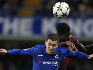 Gelandang Chelsea, Eden Hazard, duel udara dengan bek Barcelona, Samuel Umtiti, pada laga Liga Champions di Stadion Stamford Bridge, London, Selasa (20/2/2018). Hingga babak pertama usai kedudukan masinh imbang 0-0. (AFP/Ian Kington)