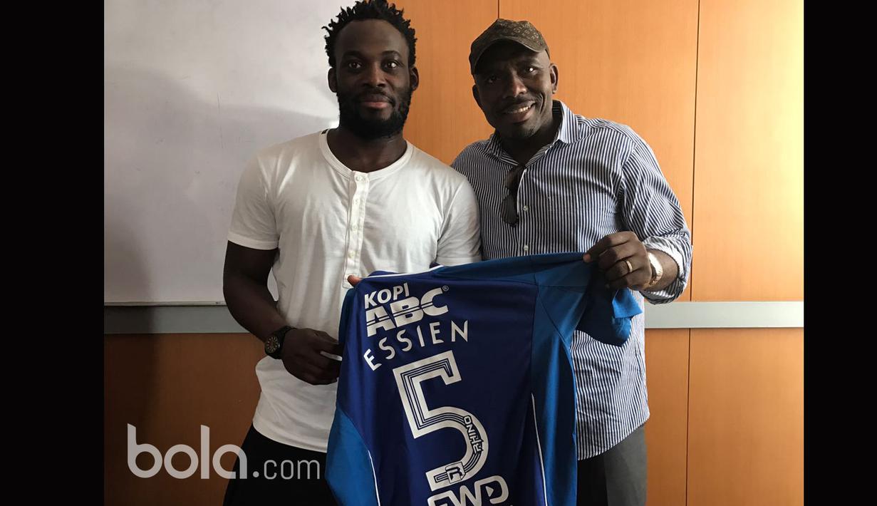Michael Essien (kiri) saat berfoto dengan jersey nomor lima miliknya pada sesi perkenalan yang bertepatan dengan HUT Persib Bandung ke-84 di Bandung, Selasa (14/3/2017). (Bola.com/ Erwin Snaz)
