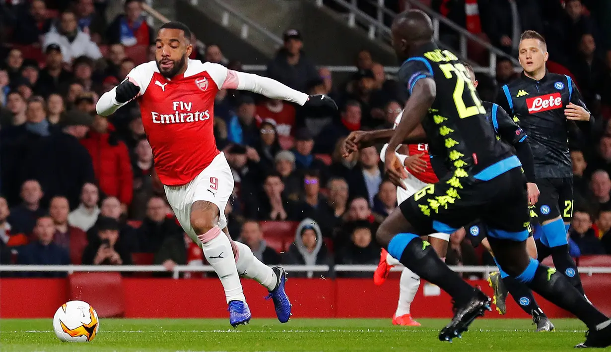 Striker Arsenal, Alexandre Lacazette berusaha menendang bola pada leg pertama perempat final Liga Eropa saat menghadapi Napoli di Stadion Emirates, Kamis (11/4). Arsenal mendekatkan diri ke semifinal setelah berhasil mengalahkan Napoli 2-0. (REUTERS/Eddie