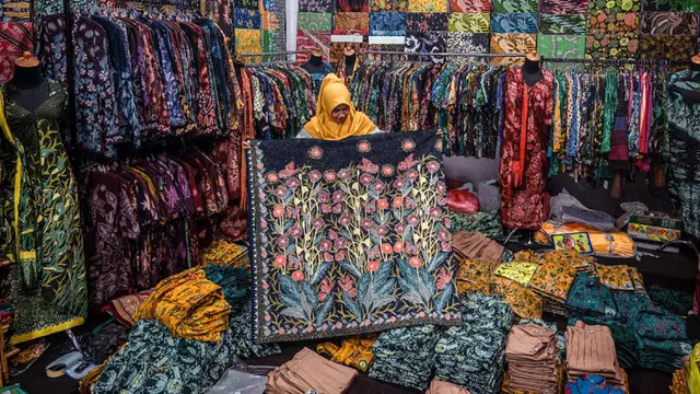 Melihat Proses Pembuatan Kain Batik Tradisional