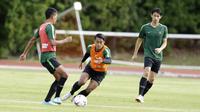 Pemain Timnas Indonesia, Febri Haryadi, saat sesi latihan di Stadion Bishan, Singapura, Rabu (7/11). Latihan Timnas ini merupakan persiapan jelang laga melawan Singapura pada Piala AFF 2018. (Bola.com/M Iqbal Ichsan)