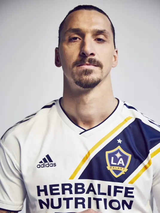 Penyerang baru LA Galaxy, Zlatan Ibrahimovic berpose dalam seragam klub barunya saat pemotretan pada 23 Maret 2018. Pemain 36 tahun ini menerima 3 juta euro atau setara Rp51 miliar per musim saat bergabung di LA Galaxy. (Jon Shard/LA Galaxy via AP)