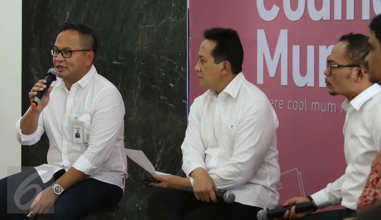 (ki-ka) Dirut Bank Mandiri Kartika Wirjoatmodjo, Kepala Bekraf, Triawan Munaf, Menteri Ketenagakerjaan Hanif Dhakiri saat menghadiri Program Coding Mum di Jakarta, Jumat (24/3). (Liputan6.com/Angga Yuniar)