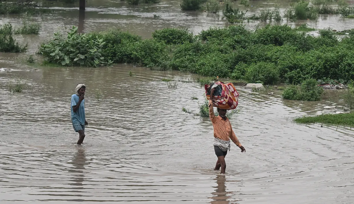 Hujan deras selama akhir pekan membuat sebagian New Delhi mengalami banjir yang merendam jalan-jalan dan membuat warganya terjebak tak bisa ke mana-mana. (AFP/Money Sharma)