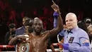 Terence Crawford (kiri) berpose usai mengalahkan Shawn Porter pada pertandingan tinju perebutan gelar juara dunia kelas welter WBO di Las Vegas, Amerika Serikat, 20 November 2021. Terence Crawford menang TKO pada ronde 10. (AP Photo/Chase Stevens)