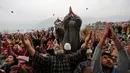Umat muslim  Kashmir berdoa ditempat peninggalan yang dipercaya rambut dari janggut Nabi Muhammad selama festival untuk memperingati kematian Abu Bakar, India, (1/4). Abu Bakar merupakan salah satu sahabat dekat Nabi Muhammad. (REUTERS / Danish Ismail)