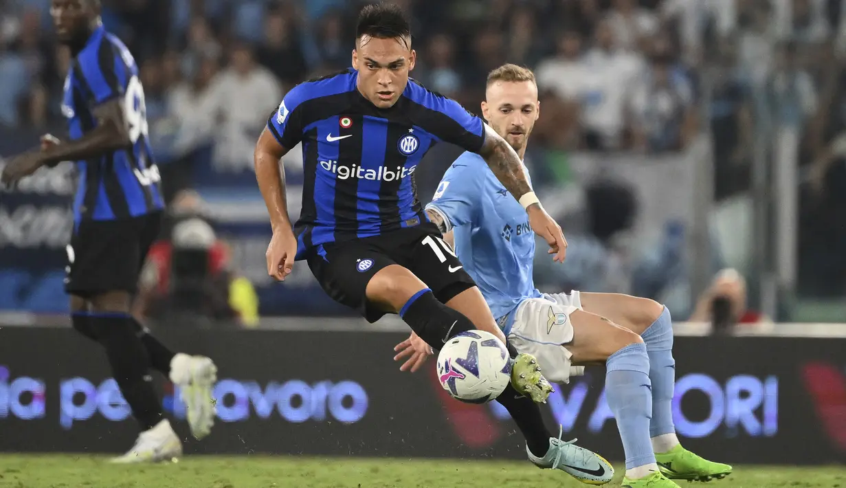 Reaksi penyerang Inter Milan Lautaro Martinez saat duel melawan Lazio  pada pekan ketiga Serie A 2022/2023 di Stadio Olimpico, Roma, Sabtu (27/8/2022) dini hari WIB. Lazio mampu memberikan kekalahan perdana untuk Inter Milan usai menang 3-1. (Alfredo Falcone/LaPresse via AP)