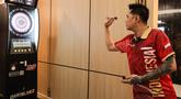 Pemain darts profesional Indonesia atau dikenal sebagai "raja terakhir darts", Tirta Suparjo, saat peluncuran Darts Station di lantai F7 FX Sudirman, Senayan, Jakarta pada Sabtu (15/11/2025). Persatuan Olahraga Darts Indonesia (PORADI) menggandeng PT Mitra Media Integrasi (MIX Network) sebagai pemegang lisensi eksklusif Dartslive di Indonesia untuk menghadirkan Darts Station. (Bola.com/Abdul Aziz)