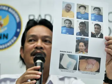 Foto para tersangka kasus penjebakan narkoba di ruang kerja Bupati Bengkulu Selatan Dirwan Mahmud dalam konferensi pers di BNN, Jakarta, Kamis (23/2).  BNN dan BNNP Bengkulu mengamankan 7 tersangka dari pengungkapan kasus itu (Liputan6.com/Yoppy Renato)