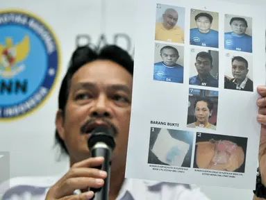 Foto para tersangka kasus penjebakan narkoba di ruang kerja Bupati Bengkulu Selatan Dirwan Mahmud dalam konferensi pers di BNN, Jakarta, Kamis (23/2).  BNN dan BNNP Bengkulu mengamankan 7 tersangka dari pengungkapan kasus itu (Liputan6.com/Yoppy Renato)